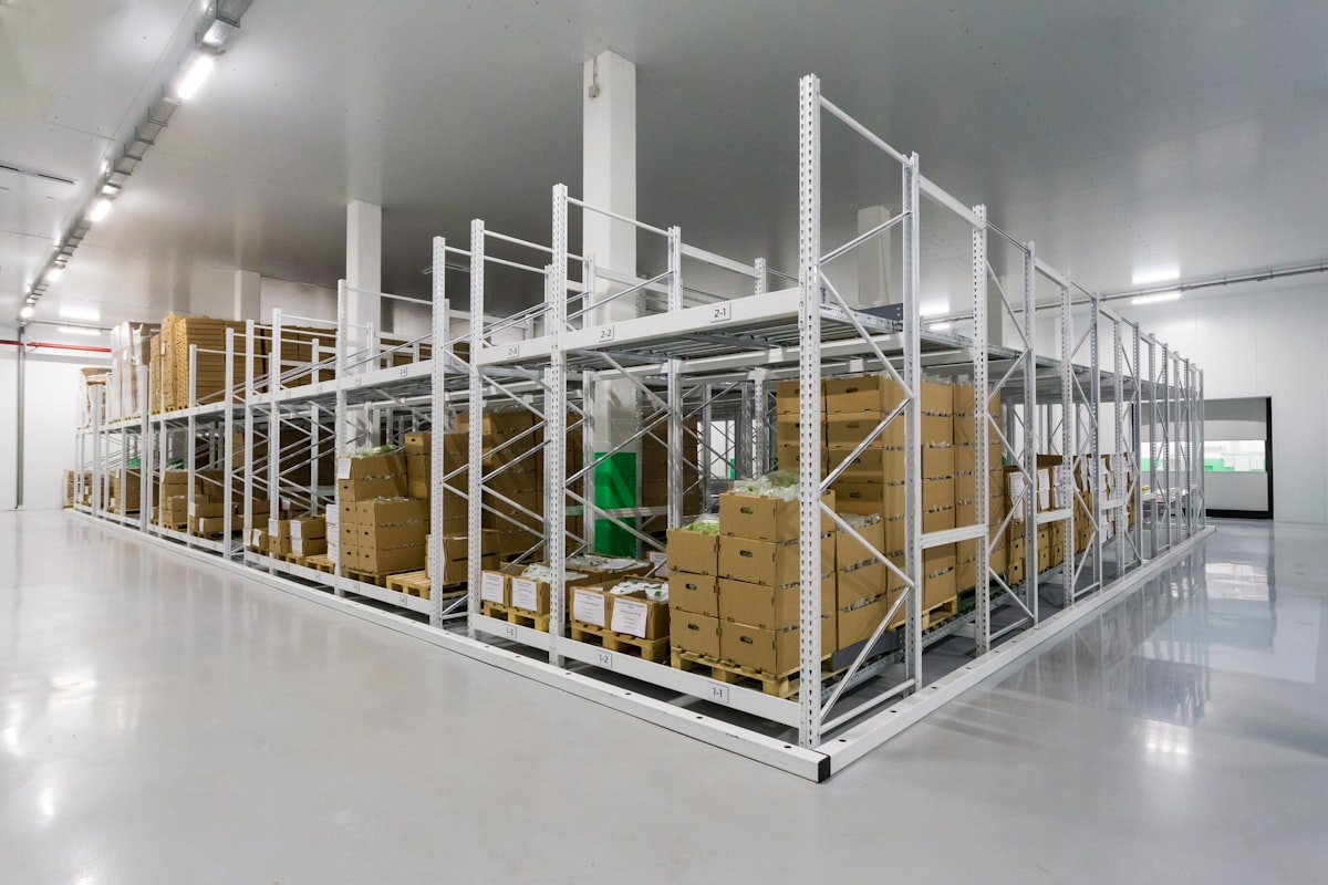 Cámara de almacenamiento refrigerado con alimentos en estanterías