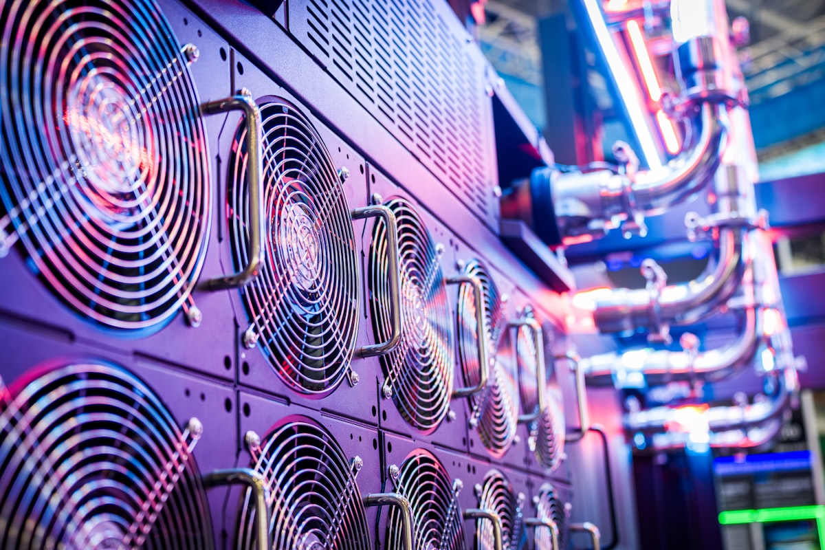 Batería de ventiladores de refrigeración en una sala técnica