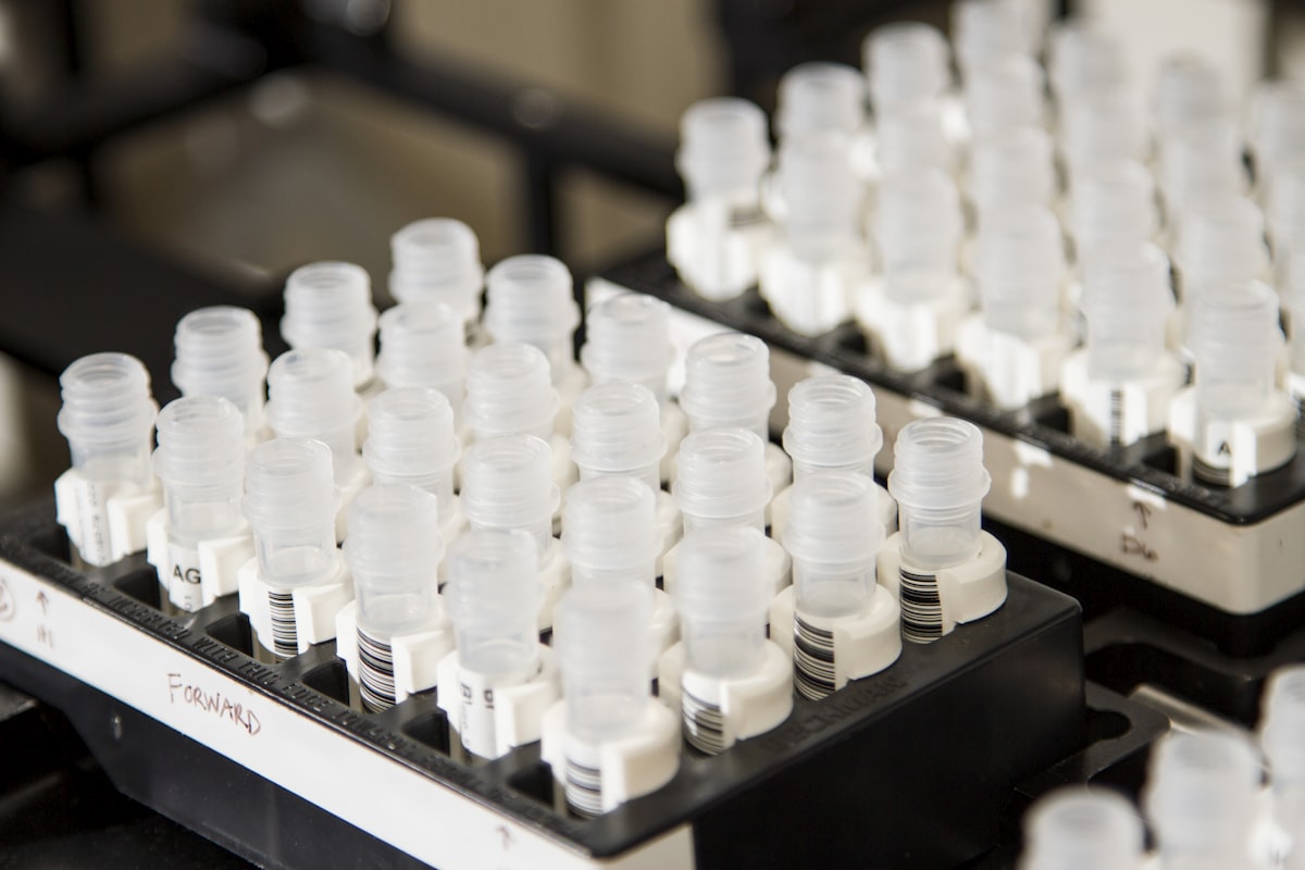 Viales y muestras de laboratorio en racks identificados con código de barras